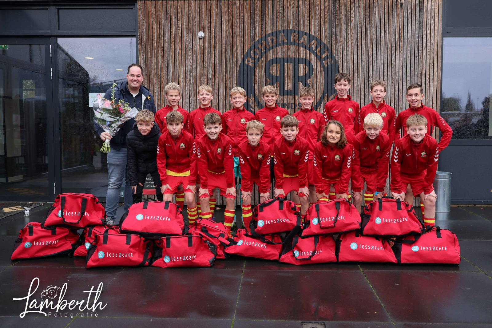 ROHDA Raalte JO14-1 dankt sponsor Less2Care