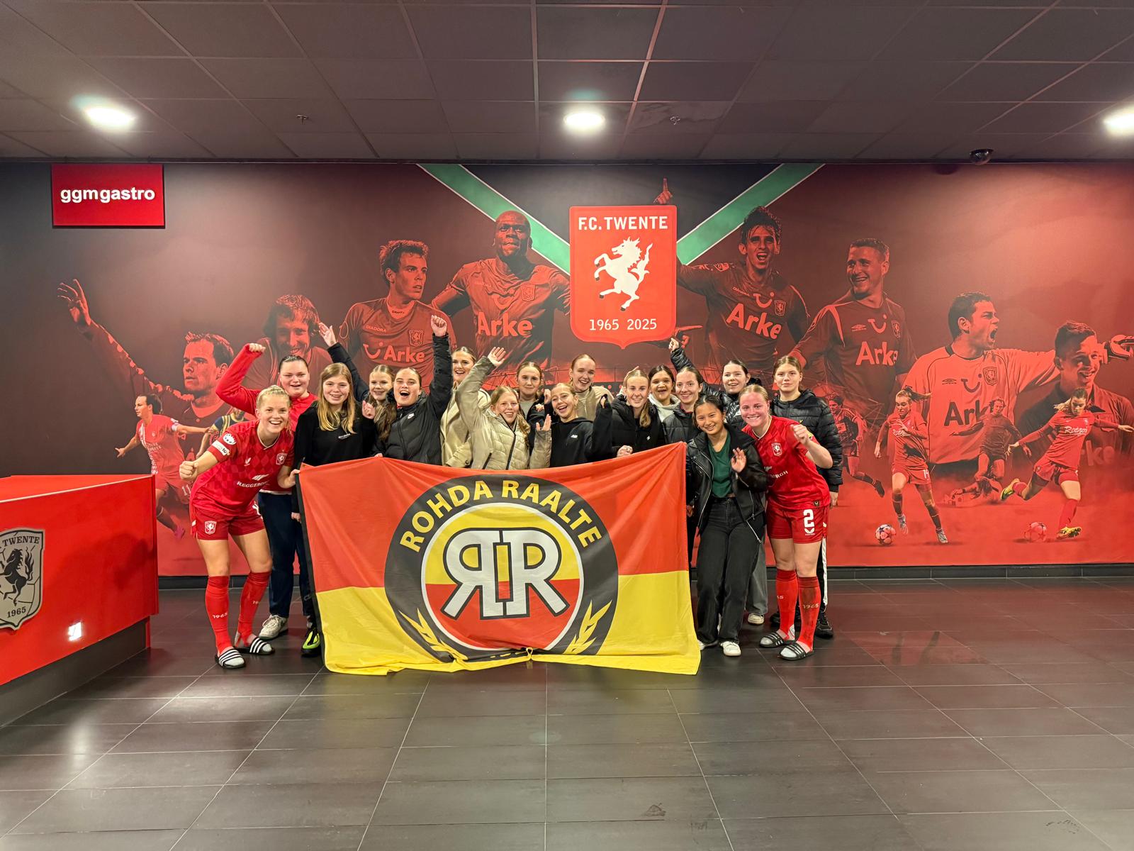 ROHDA Raalte MO17-1 op bezoek bij FC Twente Vrouwen