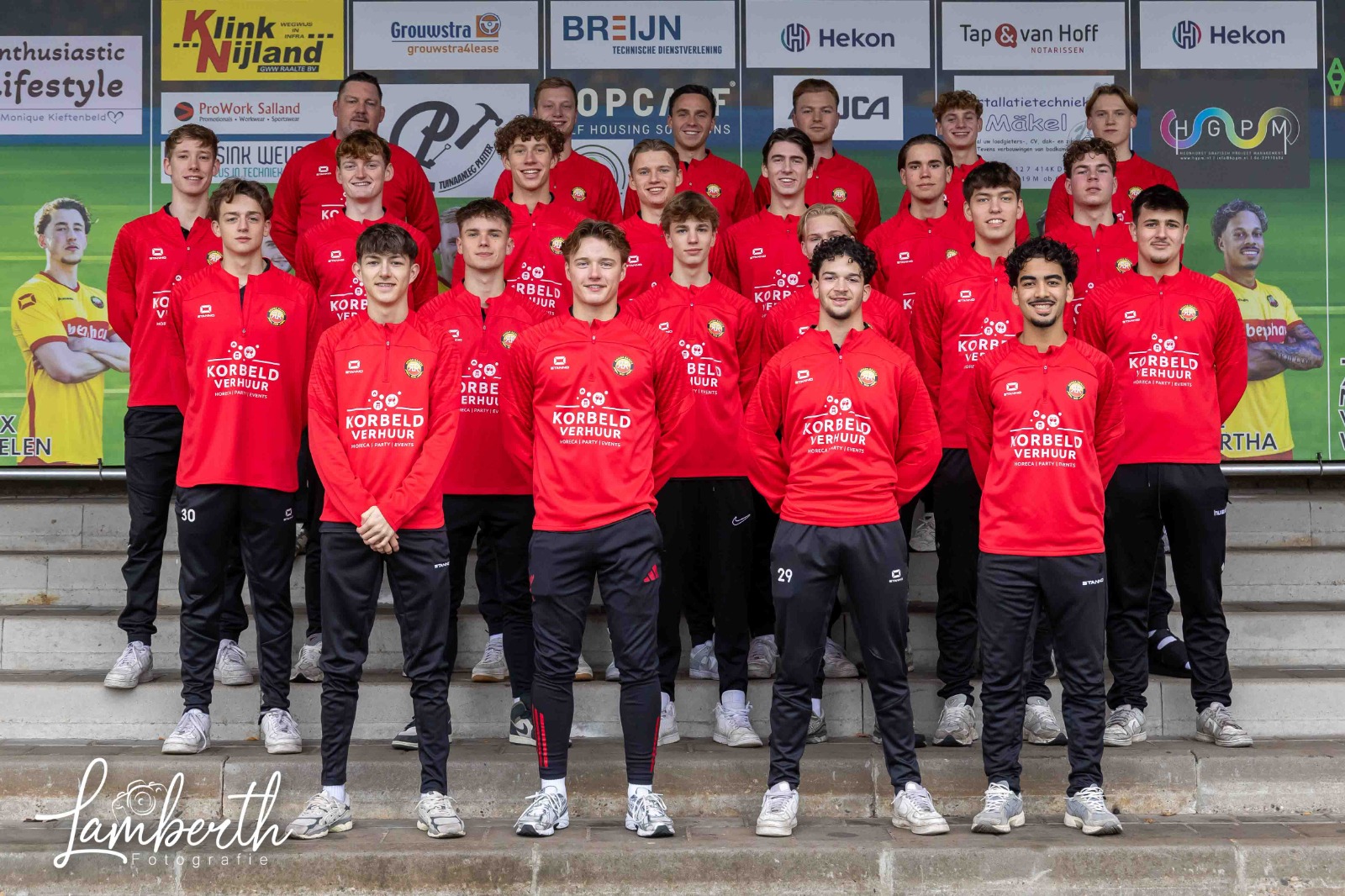 JO19-1 dankt sponsoren Korbeld Verhuur en Tinytoo